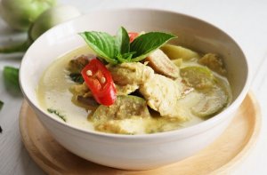 Curry vegetariano con melanzane, pomodori e spinaci