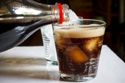 Una bevanda gassosa versata in bicchiere