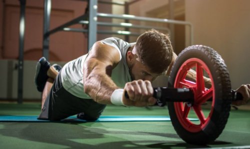 Esercizio con l'ab wheel