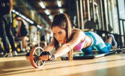 Addominali con l'ab wheel