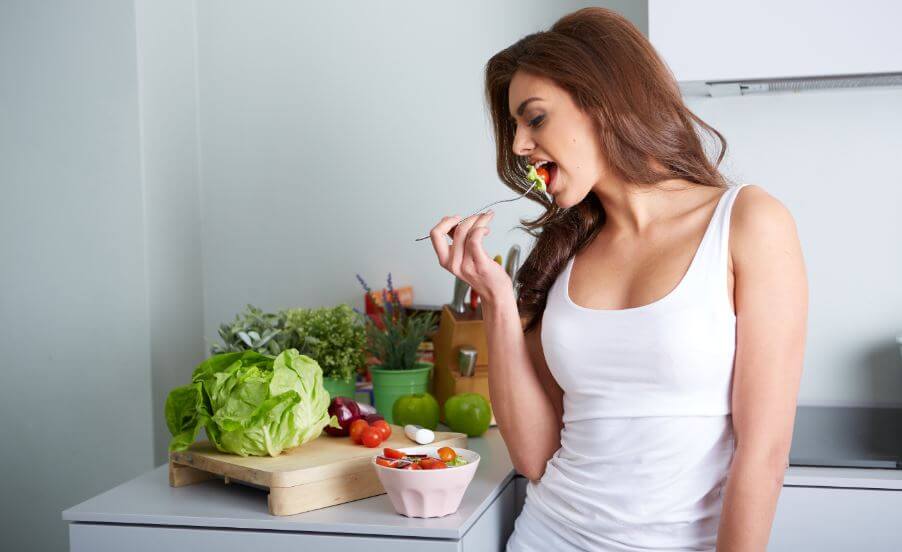 Ragazza che mangia un'insalata