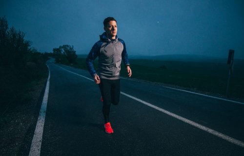 Atleta corre di sera