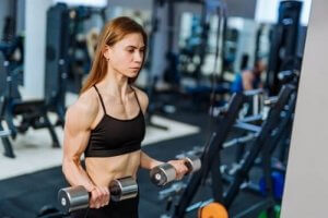 Per ottenere forza e volume bisogna usare i pesi adeguati