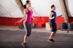 Fare cento salti al minuto per bruciare calorie