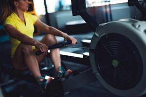 12 esercizi con il vogatore per allenare tutto il corpo