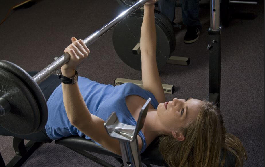 Press su panca in una routine di allenamento