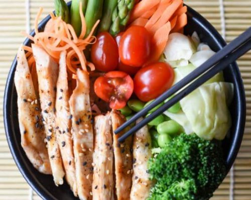 Insalata di pollo e verdure