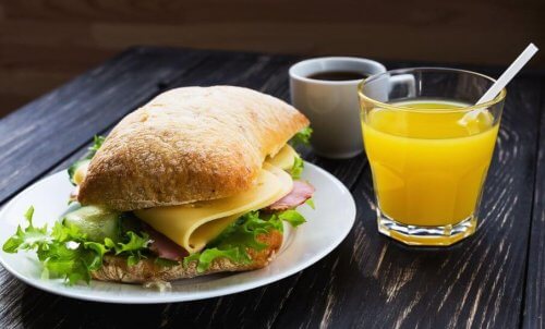 panino con succo a colazione