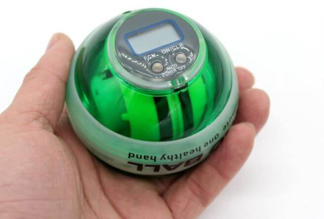 esercizi con la powerball per i bicipiti