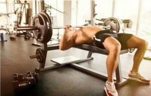 Press su panca piana: tecnica e vantaggi