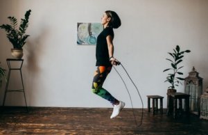 Saltare la corda in casa: un ottimo esercizio