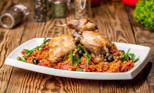 un piatto di pollo con verdure cotte al vapore