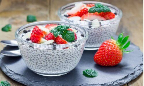 yogurt con chia e fragole