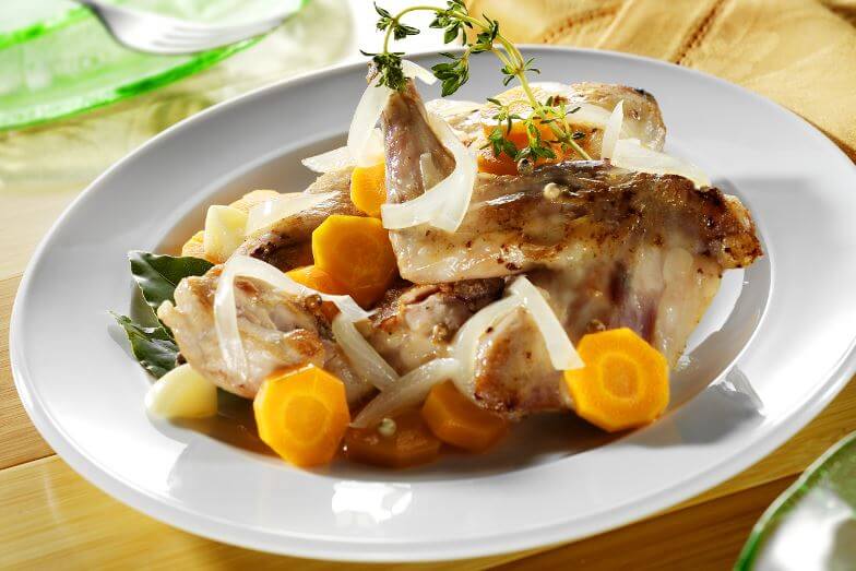 Coniglio con cipolle e carote