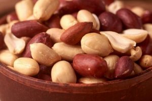 Mangiare arachidi contro la fame nervosa fa male?
