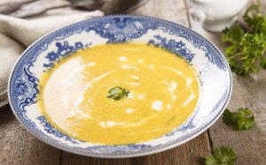 zuppa con carote e cocco