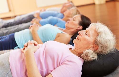Anziani in fase di relax in palestra