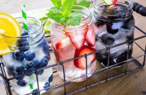 bere acqua al sapore di frutta per una buona idratazione