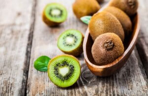 cesto di kiwi su un tavolo