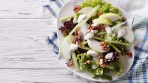 Insalata Waldorf: storia, ingredienti e varianti