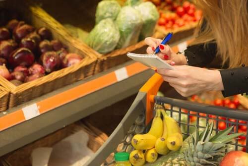 Donna compra frutta al supermercato