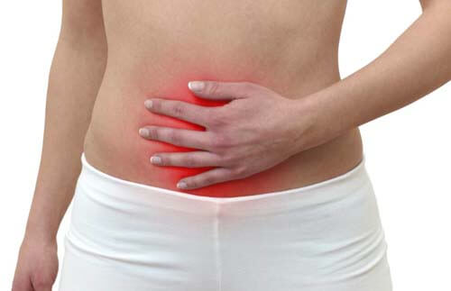 Ragazza con mal di pancia