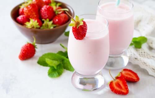 Due bicchieri con yogurt alle fragole