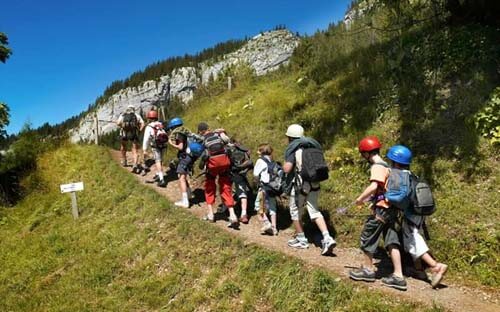 Gruppo di gente che fa trekking