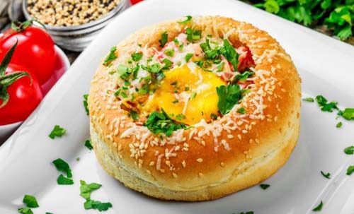 Panino con uova al forno