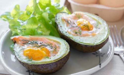 Patate farcite con uova al forno