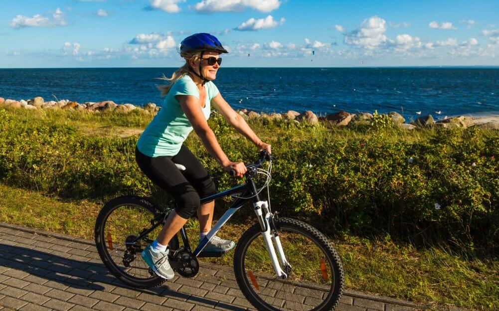 Donna che va in bici