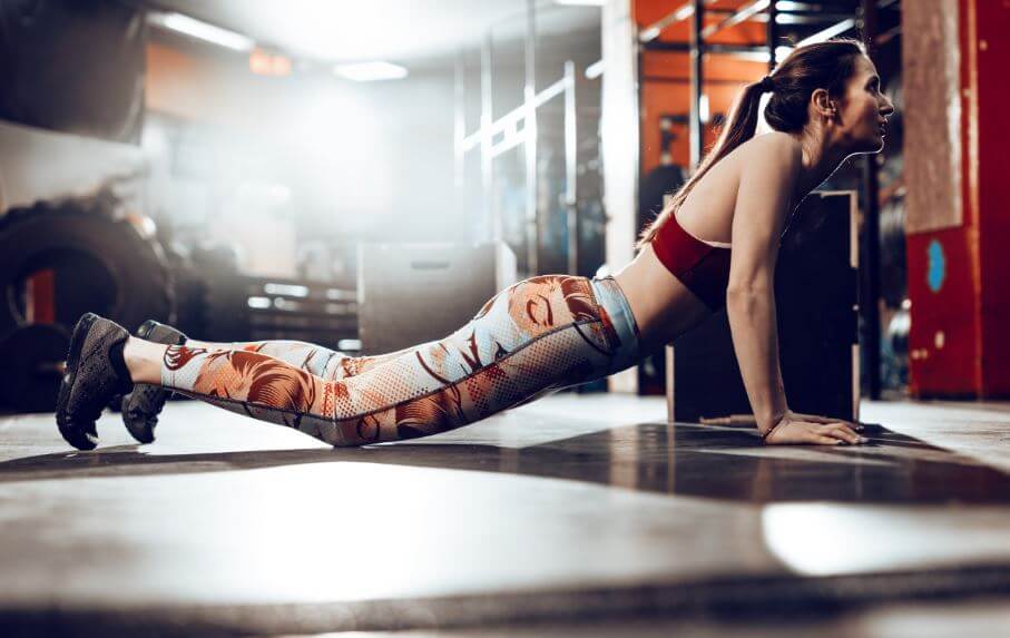 Ragazza in palestra che si allena per dimagrire rapidamente