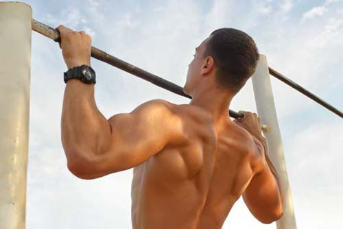 Ragazzo svolge allenamento alle sbarre