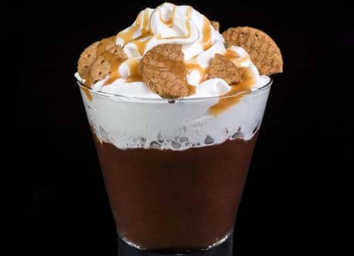 Coppa di risolatte al cioccolato, uno dei piatti dolci con l'uovo