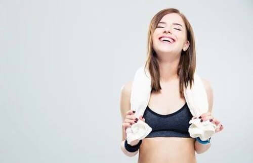 Ragazza con asciugamano sorridente