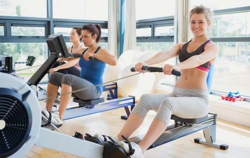 Ragazze fanno sport in palestra