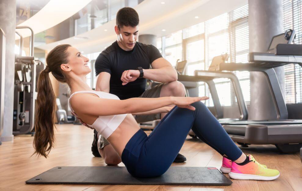 ragazza si allena con istruttore per ottenere il massimo dei risultati