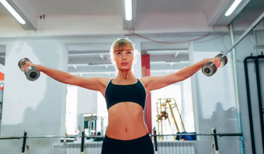 ragazza bionda esegue alzate laterali