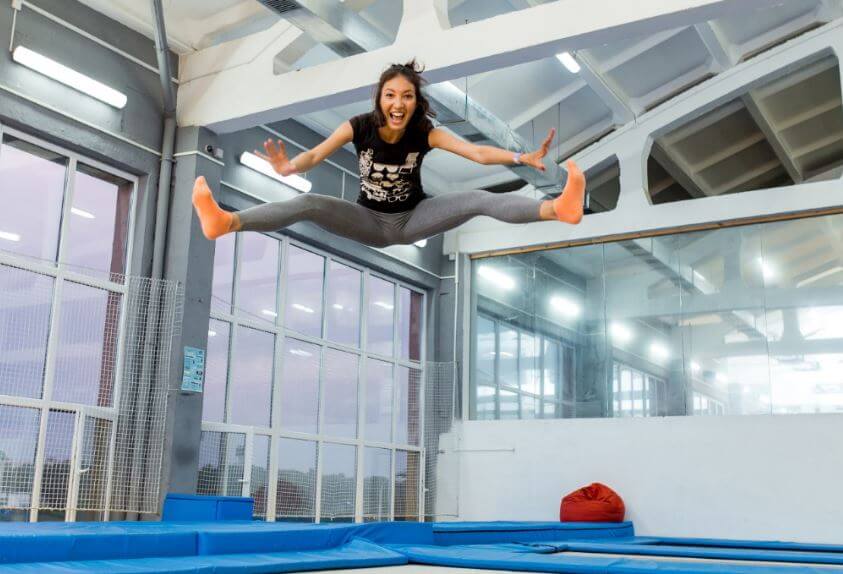 ragazza salta sul trampolino elastico