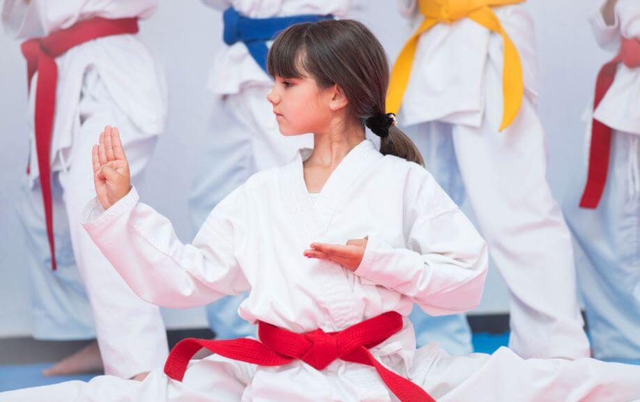 bambina fa arti marziali