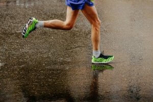 Correre sotto la pioggia: consigli per appassionati di running
