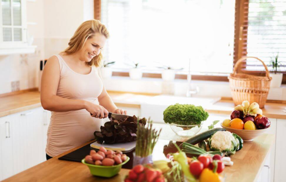 donna cucina con i superalimenti