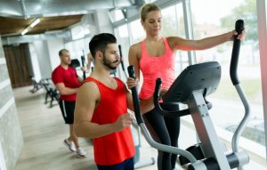 donna con istruttore in palestra che fa sport