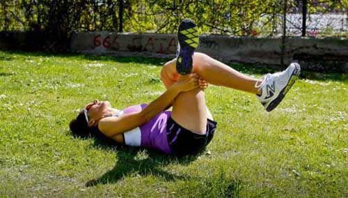 Ragazza fa allungamento sul prato