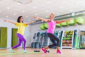donne che ballano in palestra