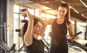 donne che fanno pesi in palestra