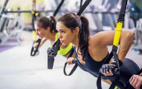 Ragazze al TRX per perdere massa grassa