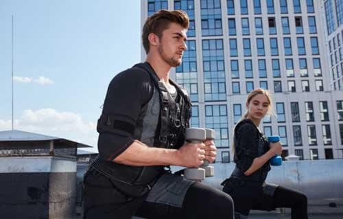 Due ragazzi fanno pesi con giubbotto zavorrato