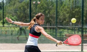 una ragazza gioca a tennis