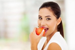 ragazza mangia una mela